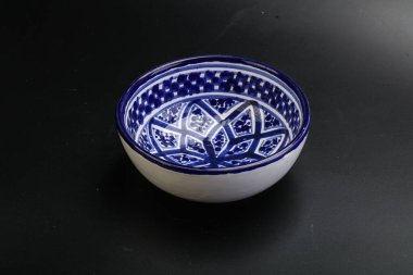 Mutfak için renkli boş kase izole