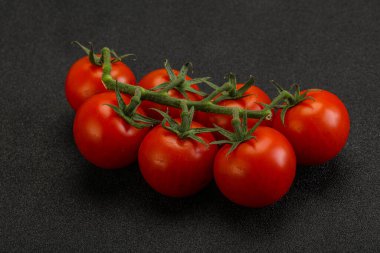 Taze olgun domates dalıyla izole edilmiş.