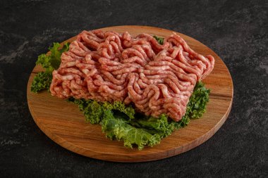 Pişirmek için çiğ domuz kıyması.