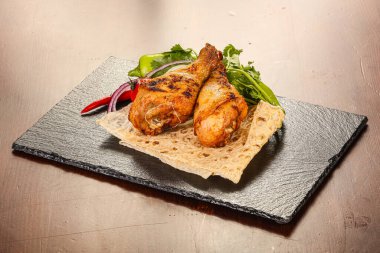 Lezzetli tavuk budu ızgara salata yaprakları