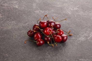 Olgun tatlı, sulu kiraz meyveleri yığını