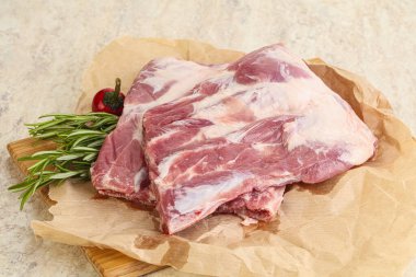 Güvertede pişirmek için çiğ domuz kaburgası.