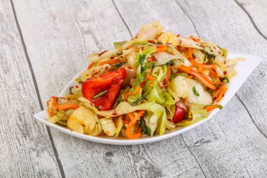 Bitki ve baharatlı lahana salatası.