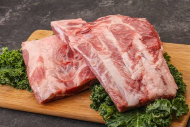 Lezzetli yemek için çiğ domuz kaburgası.