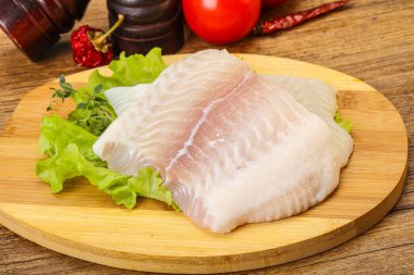Pişirmek için çiğ pangasius fileto balığı.