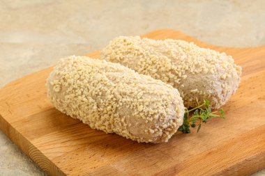 Fırında pişmemiş tavuk pirzolası.