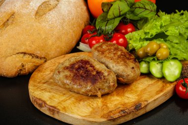 Ev yapımı pirzola ve kıyma.