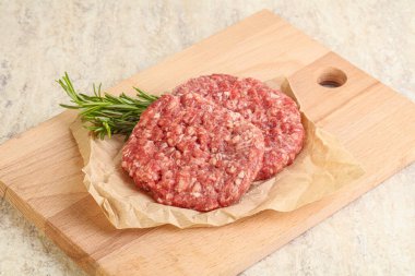 Izgara veya rosto için çiğ sığır burger pirzolası.