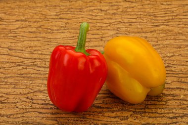 Olgun iki tatlı Bulgar dolma biberi