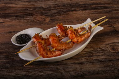 Biber soslu Asya usulü karides şişi.