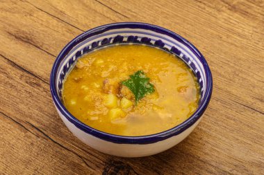 Füme et ve sebzeli bezelye çorbası.