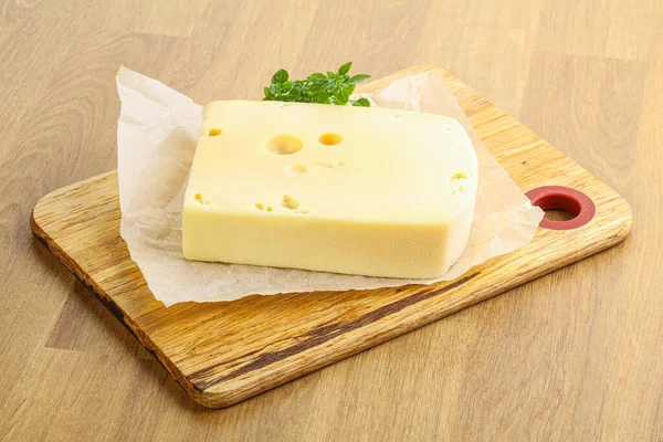 板上的Maasdam奶酪砖 — 图库照片