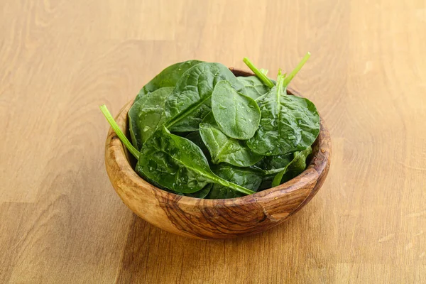 Frische Grüne Spinatblätter Der Schüssel Über Holzgrund — Stockfoto