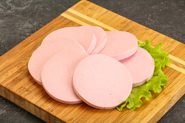 Serpiente Salchicha Rodajas Sobre Tablero Servido Ensalada Hojas —  Fotos de Stock