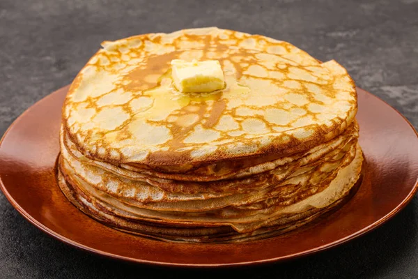 Stack Med Ryska Traditonala Pannkakor Med Smör — Stockfoto