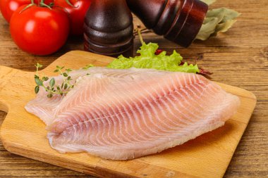 Pişirmek için çiğ tilapia balığı filetosu.