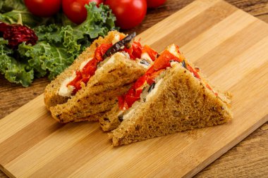 Patlıcanlı ve peynirli vejetaryen sandviçi.