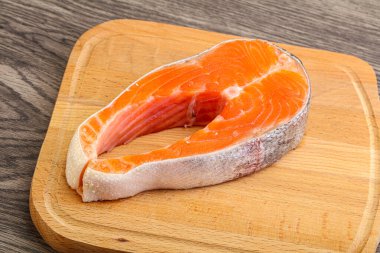 Pişirmek için çiğ somon bifteği.