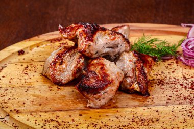 Kafkas geleneksel domuz şiş soğan halkaları servis etti.