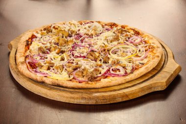 Etli ve soğanlı pizza.