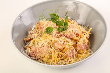 Pastırma ve peynirli İtalyan geleneksel Carbonara.