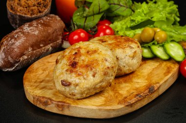 Ev yapımı pirzola ve kıyma.