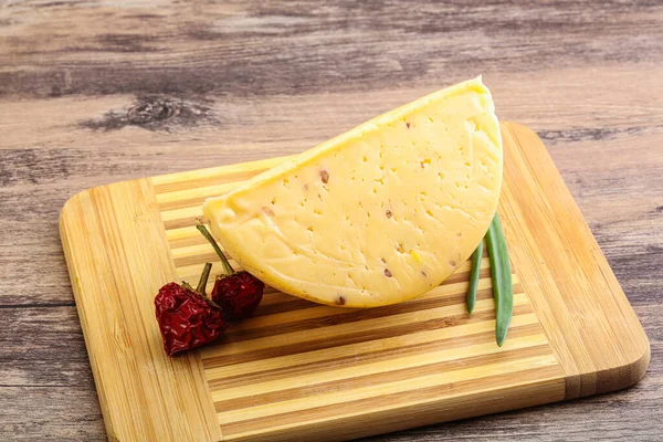 Brique Fromage Pâte Dure Avec Noix Sur Planche — Photo