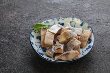 Atıştırmak için dilimlenmiş ringa filetosu kasede.