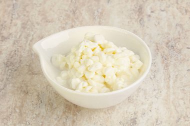 Kahvaltı için kâsede tahıllı süzme peynir.