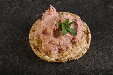 Karaciğer ezmesi kasede fesleğen yaprağı servis edilir.