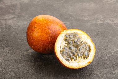 Dilimlenmiş tropik tatlı ve sulu Tutku meyvesi