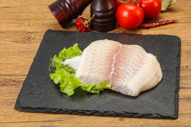 Pişirmek için çiğ pangasius fileto balığı.