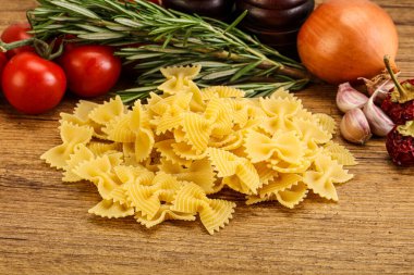 Çiğ İtalyan statü buğday farfalle makarna pişirmek için