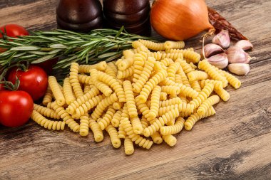 Çiğ İtalyan buğday makarnası - Pişirmek için Fusilli