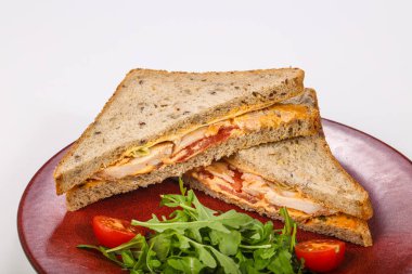 Tavuk göğsü, sos ve peynirli sandviç.