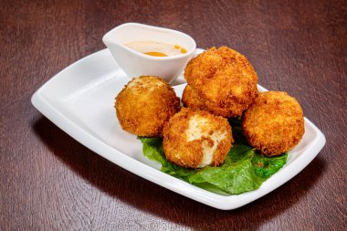 Biraz soslu kızarmış peynir topu.