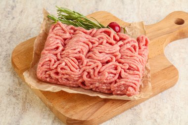 Güvertede pişirmek için çiğ et kıyması.