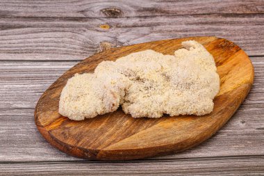 Kızartma için çiğ domuz eti şnitzel.