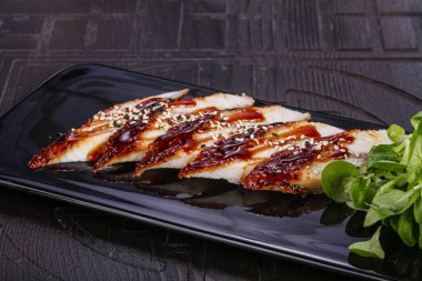 Dilimlenmiş yılan balıklı Japon mutfağı.