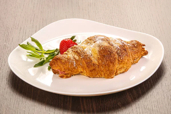 Sladký Croissant Talíři Podávaný Jahodový — Stock fotografie