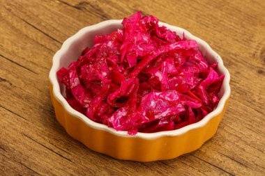 Kasede pancar kökü olan marine edilmiş kırmızı lahana.