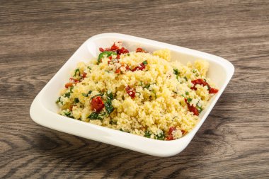 Vejetaryen yemeği - sebzeli kuskus ve maydanoz.