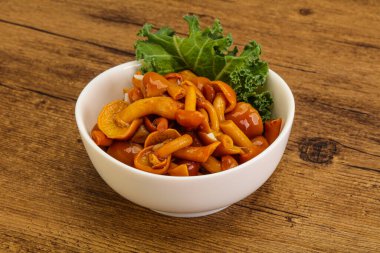 Terbiye edilmiş mantar. Kasede küçük bal aromalı.