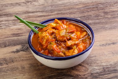 Sebzeli ve soslu et kebabı.