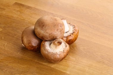 Çiğ kahverengi şampiyonlar yemek pişirmek için mantar yığını