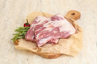 Güvertede pişirmek için çiğ domuz kaburgası.