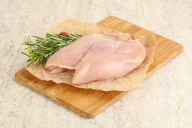 Güvertede pişirmek için çiğ tavuk göğsü filetosu.
