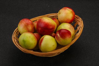 Sepette küçük yeşil nektarinler