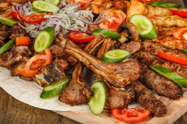 Izgara et, barbekü ve sebze karışımı. 