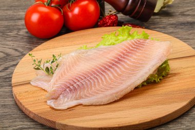 Pişirmek için çiğ tilapia balığı filetosu.